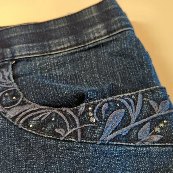 Gloria Vanderbilt women's jean shorts. Elastic waist. Rhinestones. Size 18. - Picture 2 of 7